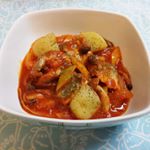 今日の晩ごはんのおかず◆#鯖缶のトマト煮鯖の水煮缶は崩れぬよう煮詰まってから投入！汁も半分入れる。じゃがいもはレンチン。オリーブオイル、玉ねぎ、ニンニクみじん、しめじ、黄パプリカ、&hellip;のInstagram画像