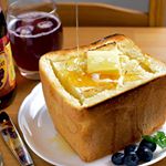 2019.07.07*『ハニーバタートースト』*今日の朝ごはん。ハニーバタートーストとアロニアジュース。*パンは食パン専門店のパンだからふわふわ。アイス乗せようか迷った&hellip;のInstagram画像