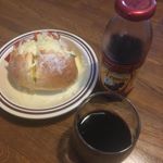 夜ご飯の前におデブ活動🐖...パプリカ、チーズをパンにのせてピザソースをかけて食べた🤤💕..チーズナンとかチーズチヂミとか&hellip;チーズを使った食べ物でオススメあったら教えてください&hellip;のInstagram画像