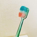 カクモウの歯ブラシ大きめのヘッドの割に奥歯にもしっかり届いて以外と磨きやすかったです毛もしっかり密集しており、磨いていて気持ちよかったですヘッドは透明とか色変えなくてもよかった気がしま&hellip;のInstagram画像