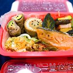 お弁当記録🍴⑅*॰ॱとりあえずお弁当映えるようにするにはゴマのっける!!くらいしか思い浮かばない。笑鮭に顔作ってみたら案外可愛かった🐟💕週4でジム行くの目標にしたけど気付いたら週5&hellip;のInstagram画像