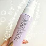 vivi色持ちミストをお試しさせて頂きました✴︎.メイクの仕上げにひと吹きするだけで密着コーティング処方で膜を張ってアイシャドウのラメ飛びも、眉やチークの色落ちも防いでくれます💎✨&hellip;のInstagram画像