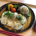 『ル・ノーブル.com』のモダンボヘミアの硝子の器 ２５㎝のお皿が届きました。硝子製ですが漆の塗りの様な仕上りで高級感があります！今日のランチにお素麺とおにぎりとかぼちゃの煮物と茄子の味噌炒めを盛り付&hellip;のInstagram画像