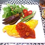 夏野菜大好き🥗汚れや農薬を落としてくれるベジシャワー使ってみました野菜を洗う前にシュッとして洗い流すだけ🍅✨2枚目が使用した写真です。黄色くなってる&hellip;🙄！オムレツソースはパスタソースの余り&hellip;のInstagram画像