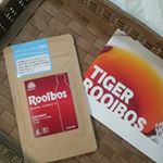 タイガー ルイボスティー便利な500mlペットボトル用👍細身のしっかりしたナイロンパックなので、口元から入れてティーバッグの先端を折り曲げてから、軽くフタを閉めます🙆寝る前にセット&hellip;のInstagram画像