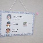 アプリ「みんなのバッジ」にて、子どもたちの写真でマグネットを作りました💕.3人いると提出物や用意するもの、予定など忘れがちなのでホワイトボードに書いて、名前の代わりに顔のマグネットを😊（M s&hellip;のInstagram画像