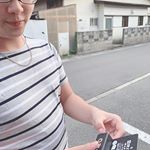 🌚🌞🌝..去年フェスでネックレスつけてて大火傷おって一日でボディビルダーですかってくらい真っ黒になって帰ってきてめちゃくちゃ痛そうだったから肌なじみが良さそうなブラウンの日焼け止め&hellip;のInstagram画像