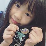 バッジ作りました✨✨.紙に描いたものを写真で撮る&rarr;アプリでサイズ等選ぶ&rarr;発注で簡単作成でした❕.これは長女デザイン🎀デザインするのも楽しく、それがカタチになったので本当に嬉しそ&hellip;のInstagram画像