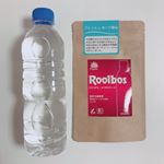 TIGERさんからルイボスティーを頂きました🌞✨.ペットボトルで作れるルイボスティーのティーパック.ペットボトルのお水を少し減らしてパックを浸して端をキャップで挟んで閉めて6h&hellip;のInstagram画像