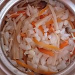 プレミ本舗様のまるごとキューブだしをモニターしました！スープジャーを温めて、好みの野菜を煮て、温めておいたスープジャーに温かいご飯とまるごとキューブだしと温めた野菜を入れる。醤油を少し入れて、&hellip;のInstagram画像