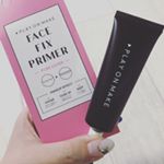 モニターさせていただきました😆単刀直入に、めっちゃいいです👍使用感は滑らかなテクスチャー。使った感じを手持ちのコスメで例えさせてもらうと、#mmm の #塗るあぶらとり紙 をサラッとしたク&hellip;のInstagram画像