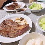 🥩🥩🥩.お家でステーキ🥩そして最近食後は毎日ジンジャーブースター！どんな味か想像つかなくてドキドキしながらゲットしたけど思ってたより飲みやすくて歓喜✧ \( &deg;&forall;&deg; )/ ✧&hellip;のInstagram画像