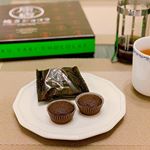 🍫頂いた#焼きショコラ 外はカリッと中はしっとり&ザクザクしたチョコ？が入ってた〜！一口サイズでバラマキ用のお土産に良さそう🤔#コロンバン #東京土産 #monipla #colo&hellip;のInstagram画像