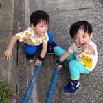 ．最近の特技は座り込み😭！笑「いや！いや！」と言いながら定期的に座り込みクレヨンしんちゃんのようにお尻で歩いたり着実にイヤイヤ期が進行してます😧💦．．nissenのストレッチスキニーパン&hellip;のInstagram画像