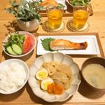 ﻿﻿﻿﻿よるごはん .｡◦♡﻿﻿﻿┈┈┈┈┈┈┈┈┈┈┈┈┈﻿﻿﻿📄 menu﻿﻿⑅ 煮物﻿⑅︎ 焼き鮭﻿⑅︎ もやしとニラのお味噌汁﻿&hellip;のInstagram画像