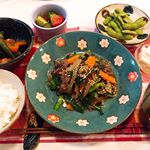 いつかの #晩ごはん 😊.*野菜たっぷりプルコギ*オクラとパプリカの揚げ浸し*枝豆*長芋の白だし漬け*トマトとキュウリの中華漬け*わかめ、ねぎ、春雨のスープ. #コ&hellip;のInstagram画像