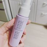 メイクの上からシュ！っとするとラメが散らない🙆&zwj;♀️柑橘系の香りが夏っぽくて良い🍊#ヴィヴィ色持ちミスト #コスメレビュー #アイシャドウ #monipla #kokuryudo_fanのInstagram画像