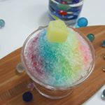 共立食品　さんのレインボーかき氷シロップ陳建一杏仁豆腐　使ってみました。かき氷シロップは、7種類【イチゴ・メロン・ブルー（ラムネ）・パイン・ぶどう・みかん・ピーチ】をポーションタイプにして&hellip;のInstagram画像