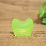 かわいいハート💚これ、なーんだ？正解はペットボトルキャップでした。握力の弱い私は、フタが開けやすくなってうれしい😊  内側にはパッキンがついています。日本製のペットボトルな&hellip;のInstagram画像