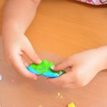 #お米のねんど .えっ！？それ何してるの！？混ぜちゃうの！？😱⁉️ .3歳娘が青緑白をコネだして何がどうなるの？！かと思ったら！！ 続けて黄色もころころ&hellip; . ◯写真３枚目&larr;&hellip;のInstagram画像