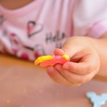 #お米のねんど .娘もピンクと黄色で混ぜまぜ！混ざっていく過程が面白く、「いろが、かわってきたぁ～！」って色をまぜると新しい色になることを楽しく#学び ましたよ！ .#銀鳥産業 #&hellip;のInstagram画像