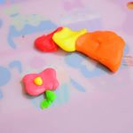 3歳娘さん作、お花とちょうちょ。 .色使いが可愛い&hellip;✨お花もたまたまかもしれないけれど、とても可愛いお花ができてるよ！#親バカ 万歳🙌 .作ったあとに「これなぁに？」って聞いてます&hellip;のInstagram画像