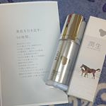 96時間後にはうるおいのある肌へ✨今日から新しく使ってみよーっと🍀潤生のプラセンタ🏇余分な防腐剤を使用していないので、使用期限は製造日から6ヶ月間と短めなので贅沢な美容液✨&hellip;のInstagram画像