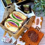 2019.8.9.  金曜日〜～今日はマイ弁当でこんにちは🌞🌿わんぱくサンド🌿おやつのカカオサブレいつも変わりばえしない具材だけどわんぱくサンド大好き(*&acute;ｪ`*)✨今回は牛肉コロ&hellip;のInstagram画像