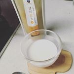 ネオナチュラルのはだ恵り☆お気に入りの牛乳割りで♪ほんのりフレーバーが優しく香る甘酒です。ヘチマ、はとむぎ、カモミール、ラベンダーが入っていますが、ほんとに優しい味で癒されます。アミノ酸、オリ&hellip;のInstagram画像