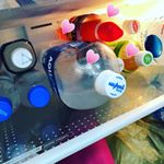 アッシュコンセプトさんの、＋d(プラスディー)は、「デザインを通じて生活に楽しみや喜びを生み出すモノ作り」をするブランド💕&bull;*&uml;*&bull;.&cedil;&cedil;☆*･ﾟ❤のボトルキャップは会社の冷蔵庫でも、私の目印&hellip;のInstagram画像