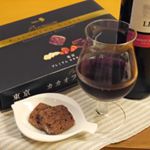 赤ワインにピッタリの濃厚チョコサブレ、メリーチョコレートの≪プレミアムカカオフルサブレ≫で、久しぶりにおひとりさま時間を満喫中♪ほろ苦いカカオの風味、ストロベリーとラズベリーのダブルベリーの甘酸っ&hellip;のInstagram画像