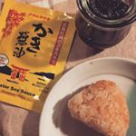 オーブントースターで焼きおにぎり＊.ごはん80gくらいアサムラサキのかき醤油 小さじ2/3くらい<作り方>1.炊きたてのごはんにかき醤油をまぜまぜ〜2.オーブントースターで20&hellip;のInstagram画像