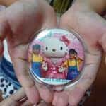 💓缶バッジ💓最近『思い出を形に 』にハマってる私💓💞 今回は #双子ちゃんコーデ ＆#キティ ちゃんをお届け٩(｡&bull;&omega;&bull;｡)و文字入力が出来るから日付け絶対入れちゃう💓&hellip;のInstagram画像