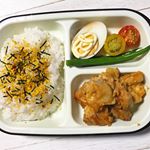 なんで、これにいれただけで息子は野菜を残さずたべてくれるのだろうか。不思議！いつも、野菜食べないてか、はじくの。でも、こーやって囲まれてるだけで食べてくれる😂👍たぶん、野菜少なくてすむ&hellip;のInstagram画像