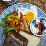 朝ごはん🌄🍴今日は食の細い次男も完食&hearts;️このとろける食パンが美味しすぎて🤤レンチンでふわぁ～ってとろける。。チョコの方なんて切ってるそばからチョコがとろけ出す🤤めっちゃ美味しかった&hearts;️ #食パ&hellip;のInstagram画像