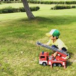 車が大好きな息子#jobinternational_fanよりMAN消防車をプレゼントしていただいたきました。大きな消防車に大喜び！！！2歳の妹も興味津々。。 .室内では、サイレン&hellip;のInstagram画像