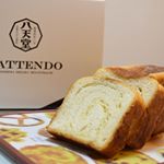 八天堂のとろける食パン🍞この食パン、生地にマーガリンや発酵バターが折り込まれているからめっちゃ美味しいの😳‼️美味しすぎてラナも絶賛👏🏼．．電子レンジでチンすると更にふんわりと&hellip;のInstagram画像