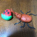 晃太の工作😄赤い粘土を見るとすぐお寿司（マグロ）を作りたくなるらしい笑笑お米で作られてるから下の子が居ても安心👍自分で混ぜて色を作ってたのにはビックリ‼️紫と緑とオレンジ作りました&hellip;のInstagram画像