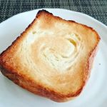今日のおやつ🕒大好きなパンの耳🍞パン耳食べない相方さんも八天堂さんの『とろける食パン』のパン耳は好きだから半分こして大事に残していたもの😊🎶.こんがりトーストして😋幾重&hellip;のInstagram画像