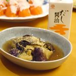 最近よく食卓に登場しているナスの煮びたしは、レンジで作る簡単レシピ。調味料もシンプルにだし醤油とおろし生姜だけ。カットしたナスに胡麻油を絡めてレンチン、調味料を入れてレンチン、とレンジ&hellip;のInstagram画像