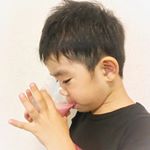 *＊息子が飲んでるコレイチゴミルク色のコレ＊*なんと青汁*＊すごい驚き！＊*牛乳で割って飲むのもいいけどウチではヨーグルトにそのままかけて食べるのが定番化！&hellip;のInstagram画像