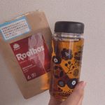 ..元々お茶好きで飲んでたけど初めてルイボスティー飲んだ♫.思ってたより飲みやすくて作るのも水入れたマイボトルとかペットボトルに入れるだけ🙆🏻&zwj;♀️.ノンカフェイン&hellip;のInstagram画像
