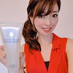 まつ毛エクステをしていても使えるので便利。クレンジングジェルなので、べたべたしません。洗顔後もつっぱらない使用感が気に入っています。濃いアイメイクもごしごしこすらずきちんと落ち&hellip;のInstagram画像