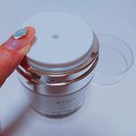 夜のスキンケアの最後にプラスするだけで﻿﻿肌がもっちり潤うクリーム🌛﻿﻿﻿﻿ボトルデザインが面白くて、﻿﻿プッシュするとムニューっと﻿﻿中央からクリームが出てくるしくみ🙌💭﻿﻿&hellip;のInstagram画像