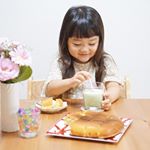 .日曜日の朝はみんなでホットケーキ🥞.我が家ではホットケーキを焼くのはパパの役目です。大きいのか小さいまるがたくさんのやつか。どっちも美味しいんだなぁ。前は週3くらいでホットケーキが朝&hellip;のInstagram画像