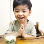 そうちゃんの日課✨野菜キライなそうちゃんは「スクスクのっぽくん」をジュース代わりにしてるよ💕お気に入りは、牛乳と混ぜて飲む方法😍スムージーみたいになって美味しいんだって❤️ * &hellip;のInstagram画像