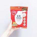お米マスク中。シートは薄めですが、ちゃんもヒタヒタしていて保湿してくれます🥺ごはんのたきたてのようにお肌がふっくらになります😡#フェイスマスク #フェイスパック&hellip;のInstagram画像