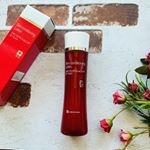 『薬用スキンコンディショニングローション』季節の変わり目や、環境の変化など不安定に傾いた大人のゆらぎ肌を有効成分でサポートしてくれる薬用ローション🍃白濁のとろみのあるテクスチャーですが&hellip;のInstagram画像