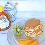 ロンガンハニー🐝🐝ロンガンとはライチと同じムクロジ科の果物。その花から取れたハチミツです。まだまだ暑くて食欲が出ない朝はパンケーキタワーとトロピカルなフルーツであさごはん♡♡ロンガンハニー&hellip;のInstagram画像