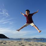 青空と海とボーダー🏖️大好きな海で大きくジャンプ&hearts;️ボーダーTシャツのカラーが可愛くてこれからも季節も重ね着で活躍しそうです&hearts;️ #nissen #キッズファッション #ニッセンキッズ #キッ&hellip;のInstagram画像